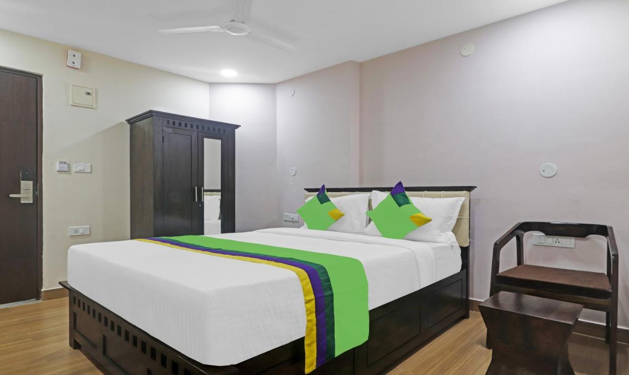 Treebo Purple Square Hotel ไฮเดอราบัด ภายนอก รูปภาพ