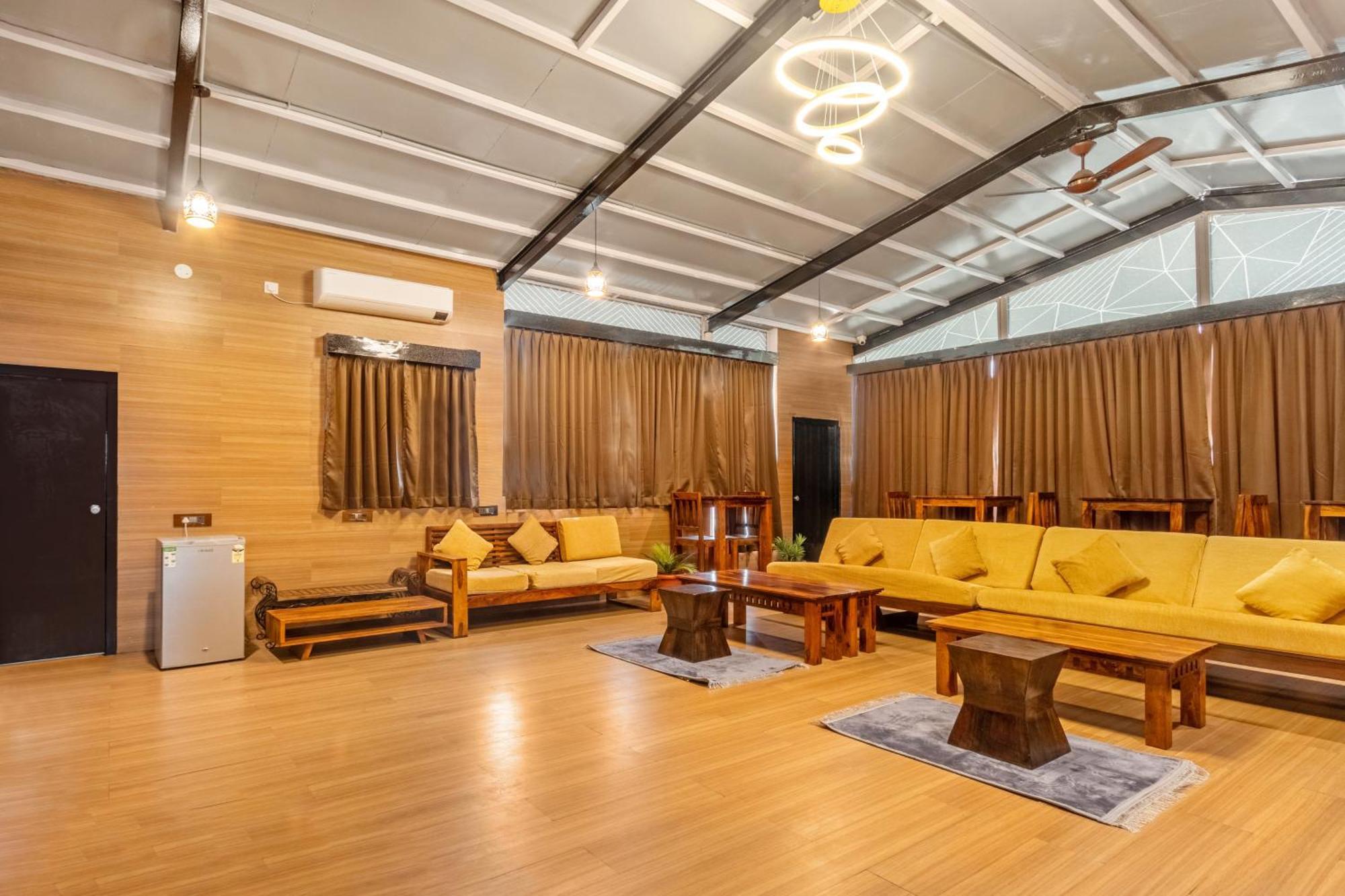 Treebo Purple Square Hotel ไฮเดอราบัด ภายนอก รูปภาพ