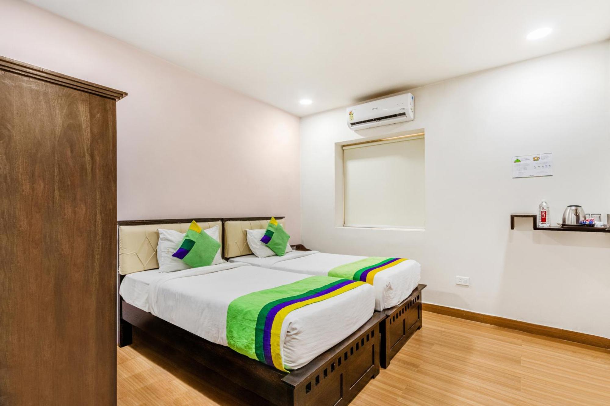 Treebo Purple Square Hotel ไฮเดอราบัด ภายนอก รูปภาพ