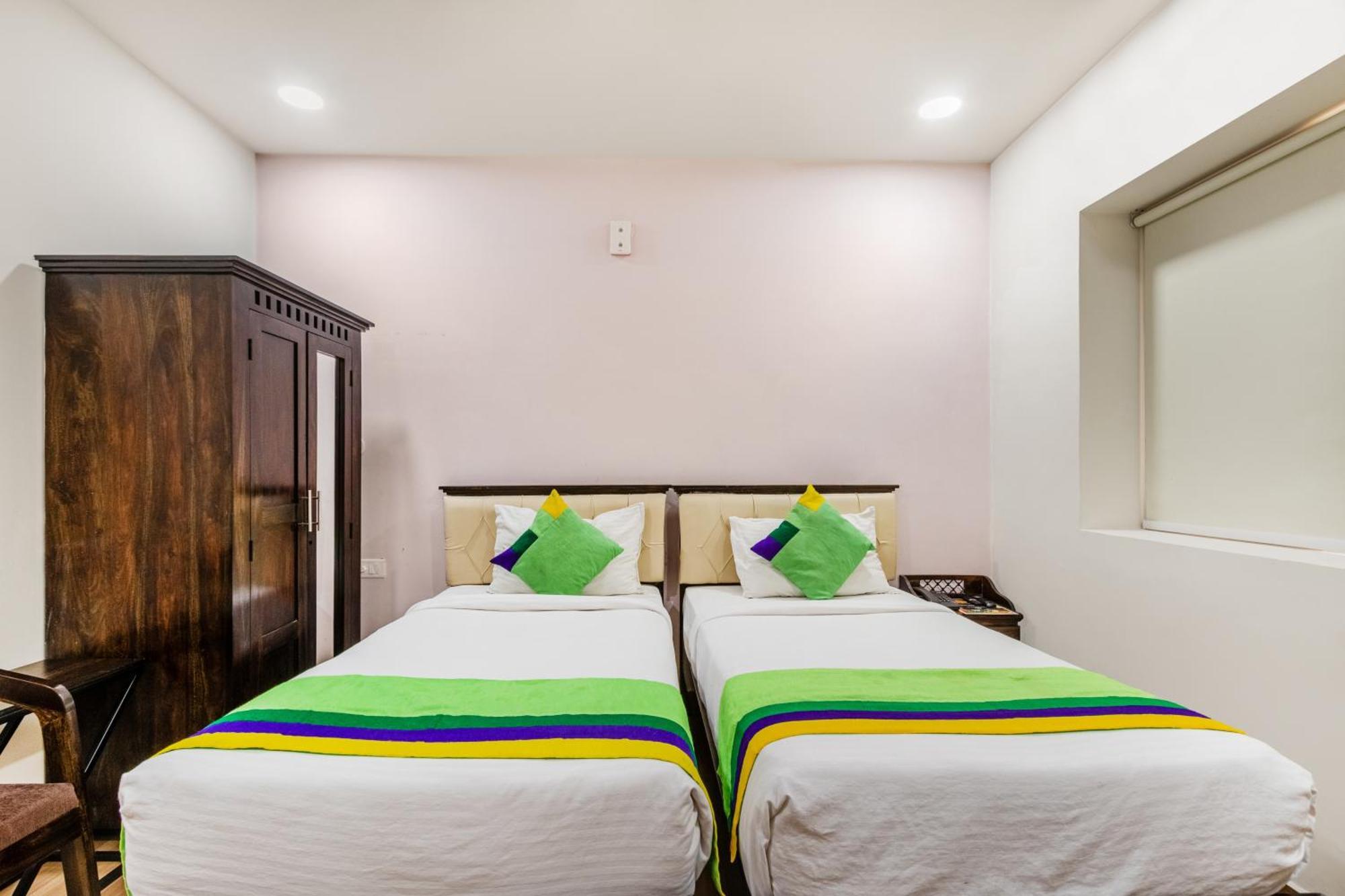 Treebo Purple Square Hotel ไฮเดอราบัด ภายนอก รูปภาพ