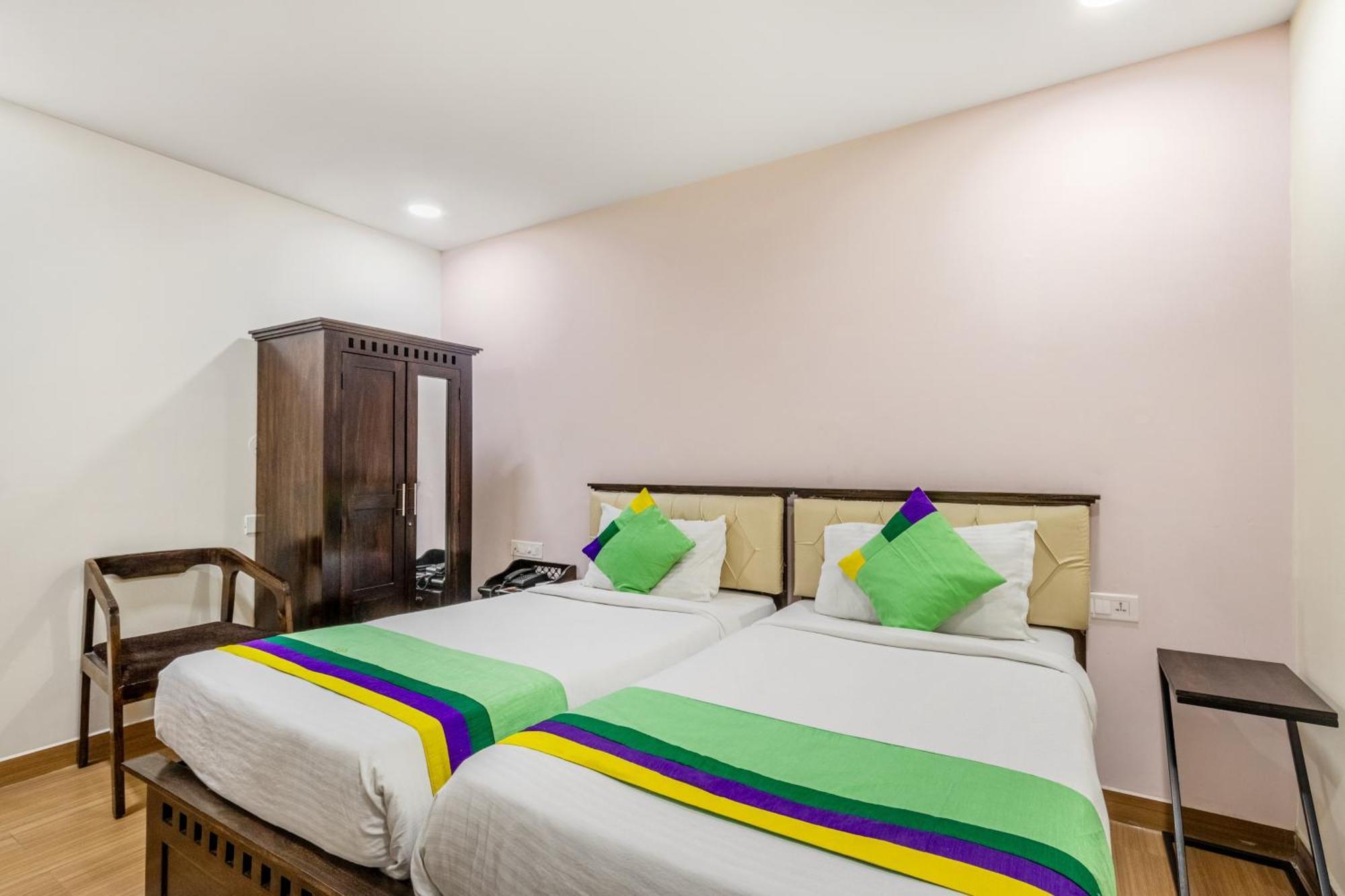 Treebo Purple Square Hotel ไฮเดอราบัด ภายนอก รูปภาพ