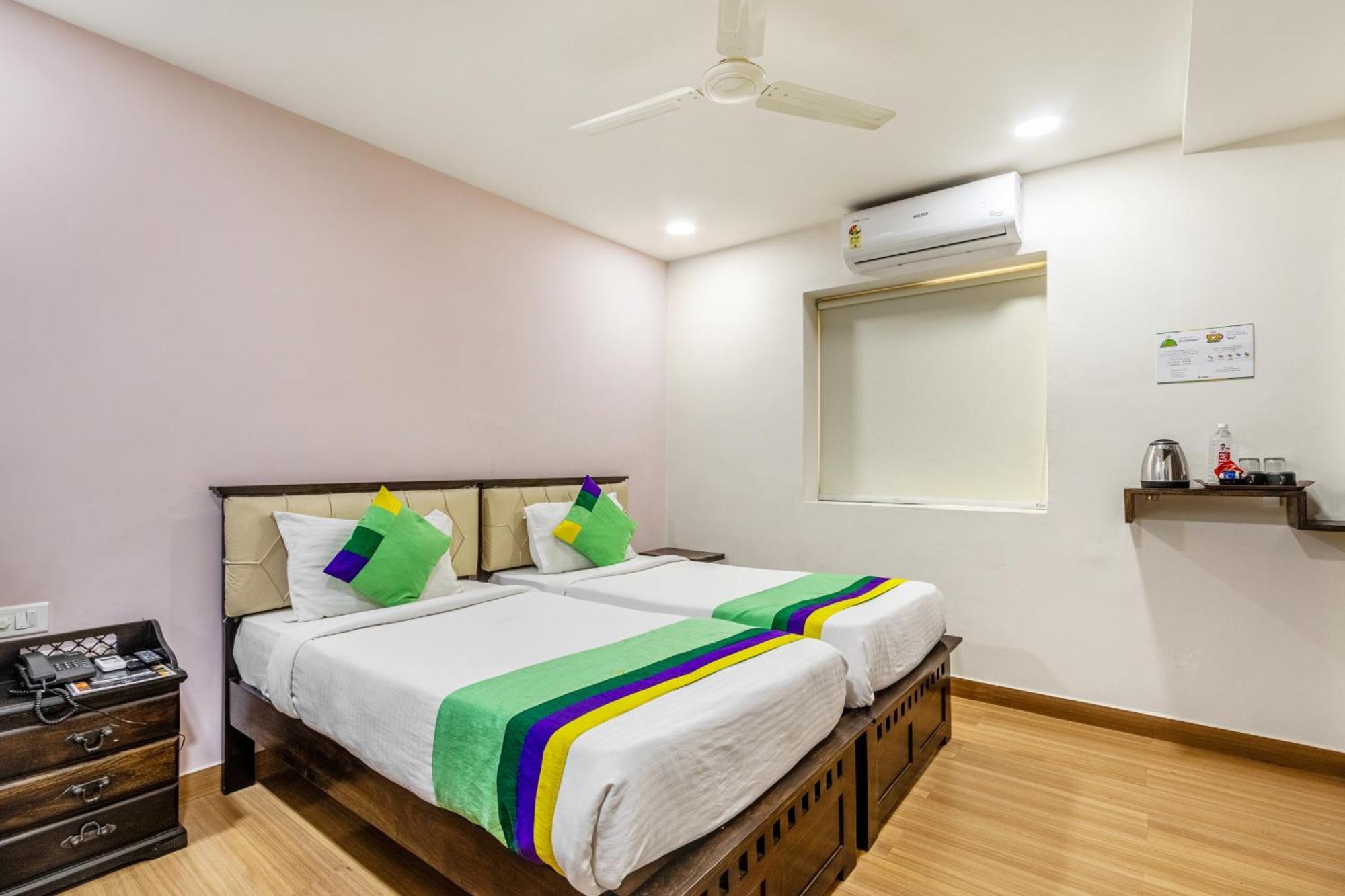 Treebo Purple Square Hotel ไฮเดอราบัด ภายนอก รูปภาพ