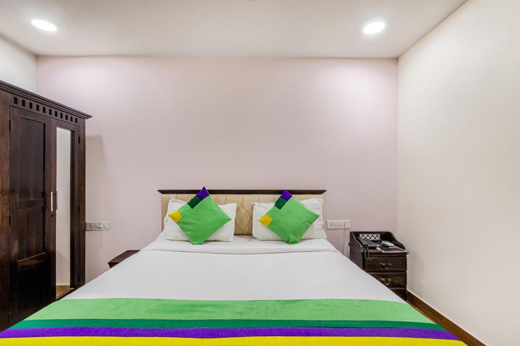 Treebo Purple Square Hotel ไฮเดอราบัด ภายนอก รูปภาพ