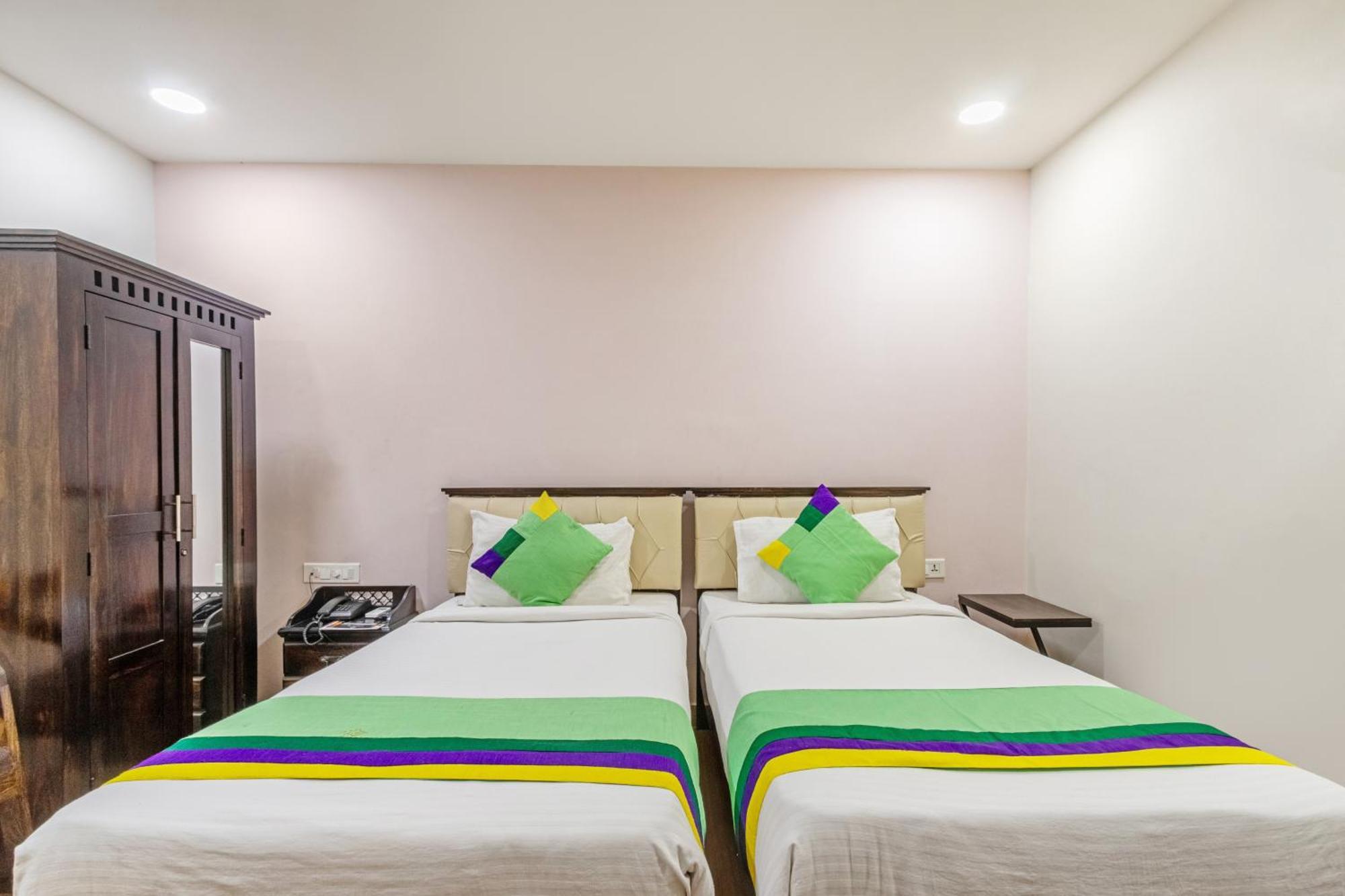 Treebo Purple Square Hotel ไฮเดอราบัด ภายนอก รูปภาพ