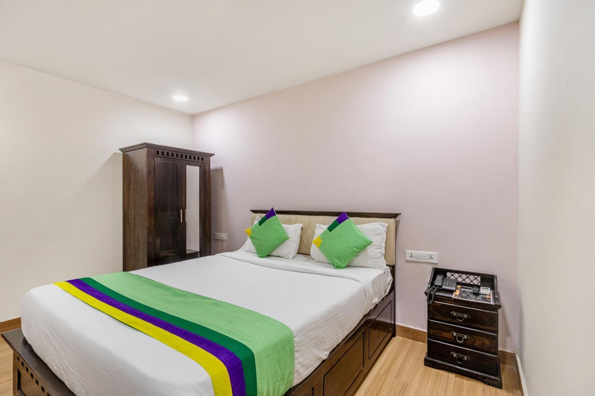 Treebo Purple Square Hotel ไฮเดอราบัด ภายนอก รูปภาพ