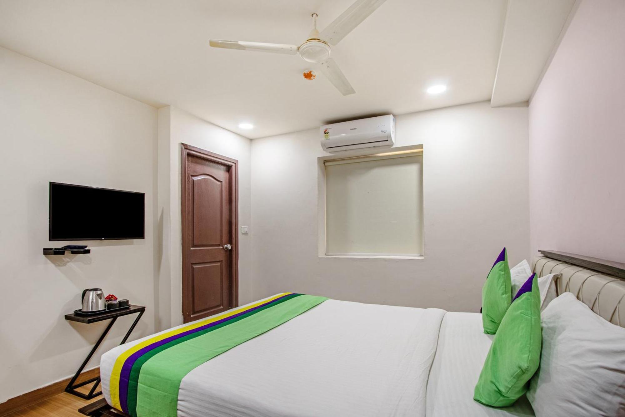 Treebo Purple Square Hotel ไฮเดอราบัด ภายนอก รูปภาพ