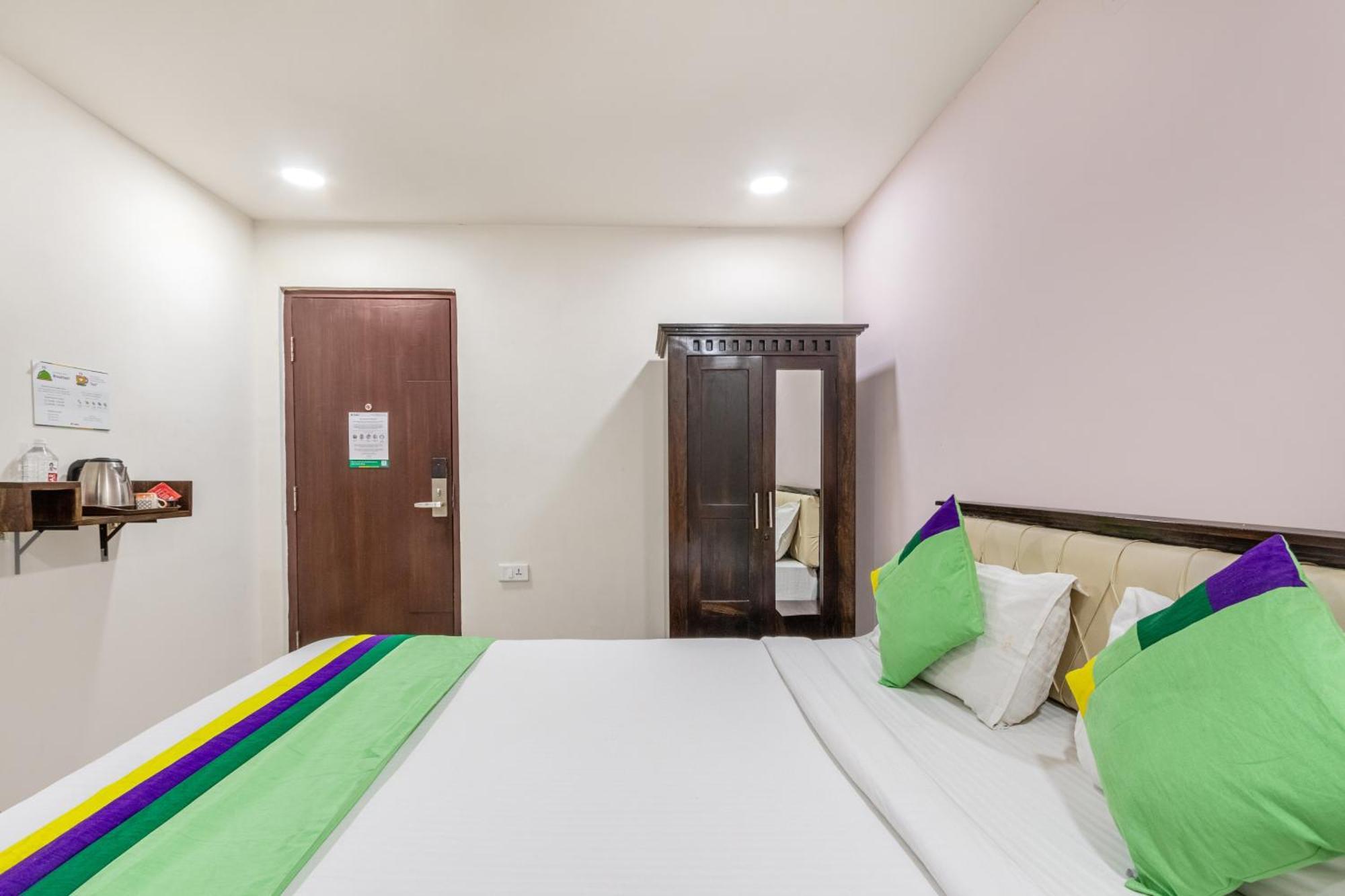 Treebo Purple Square Hotel ไฮเดอราบัด ภายนอก รูปภาพ