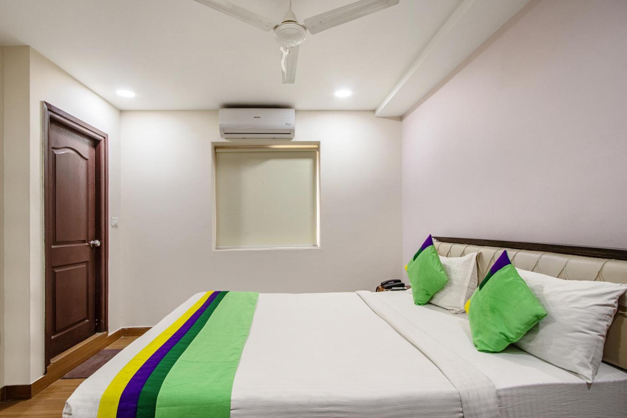 Treebo Purple Square Hotel ไฮเดอราบัด ภายนอก รูปภาพ