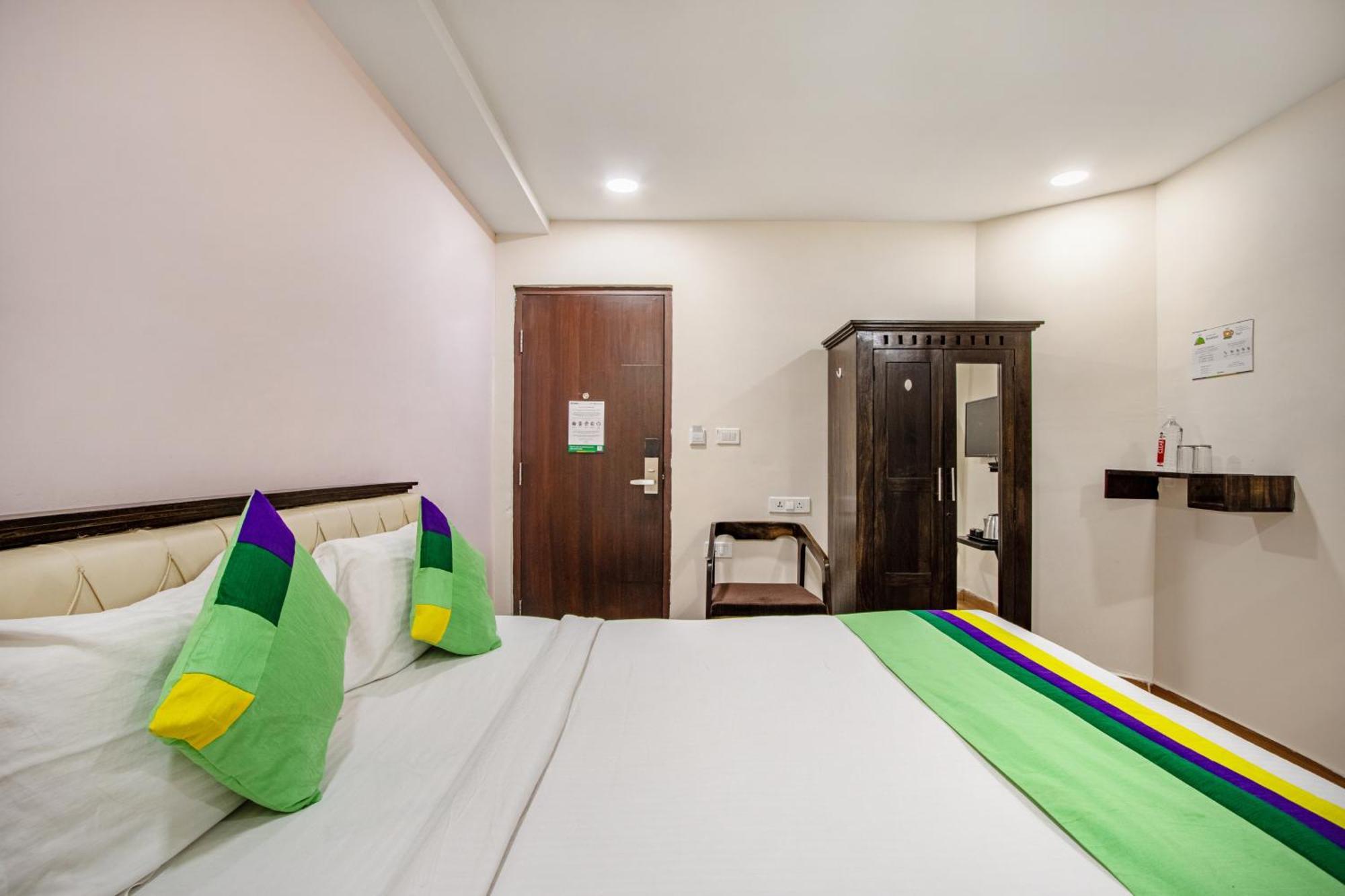 Treebo Purple Square Hotel ไฮเดอราบัด ภายนอก รูปภาพ